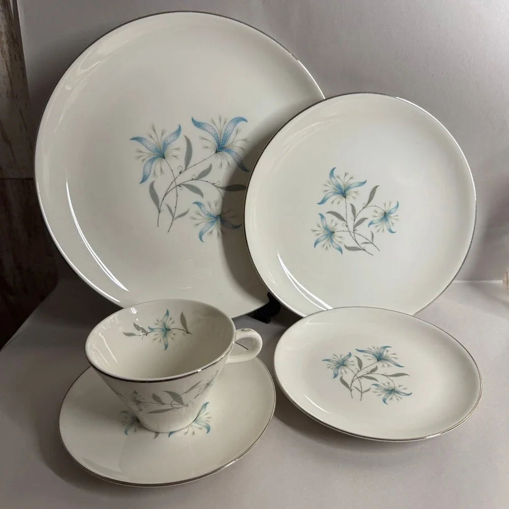 Homer Laughlin Triumph Cynthia Fine China 5 Piece Place Setting Blue Floral Lily